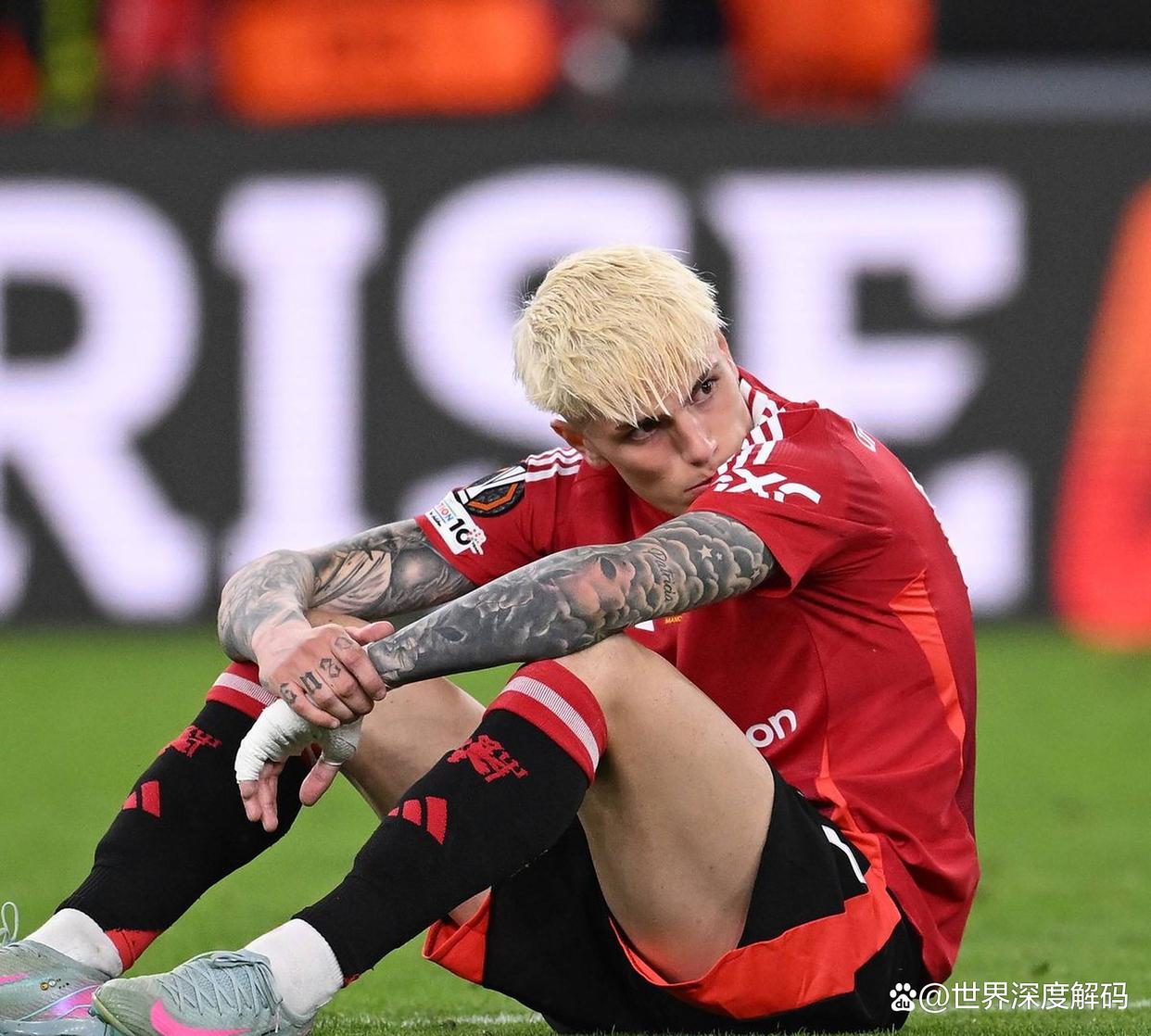 关于转会期那不勒斯调整名单以备中超；防线松动环节打磨；媒体盛赞；更衣室氛围转暖的信息